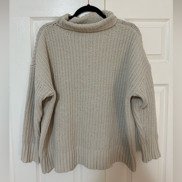 Aerie Knit Cream Turtleneck Sweater in Extra Small - Picture 2 of 7